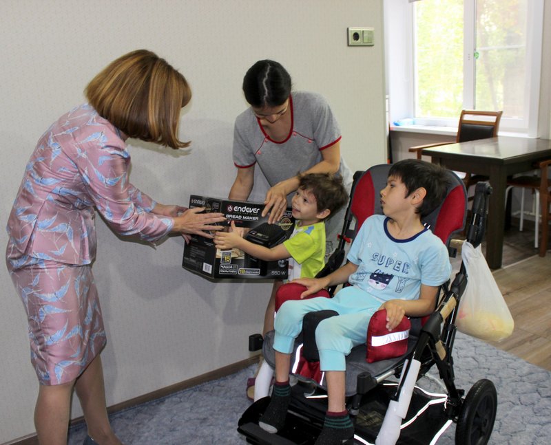 Егор Матвеев и его семья получили в подарок хлебопечь.JPG